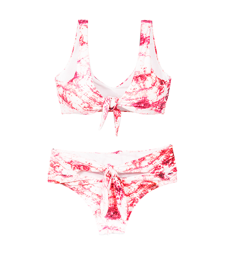 Roter, geknoteter Badeanzug-Bikini mit Batikmuster